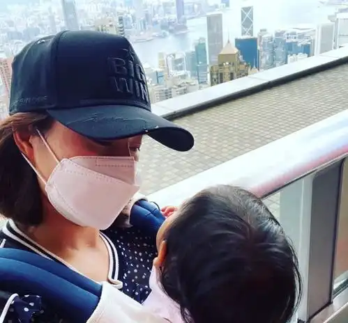 郭晶晶阔太闺蜜团首曝光,身家20亿名媛为其庆生,晶晶抱女儿笑开怀