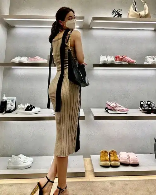 韩网热议女团刘花英穿着一眼就能看出的大型和紧身背影美女哔哩哔哩