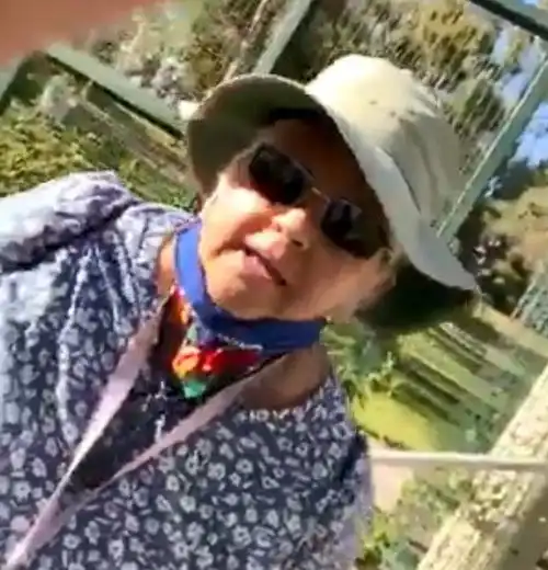 亚裔女子公园锻炼,白人大妈突然上来就辱骂滚回你的亚洲国家