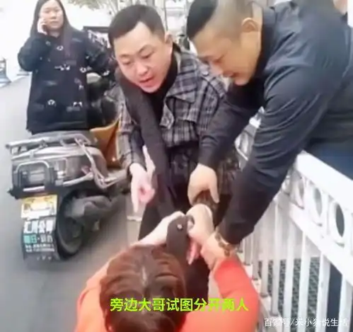 快气疯北京一大妈逆行与男子刮碰,抓住男子又咬又挠胡搅蛮缠