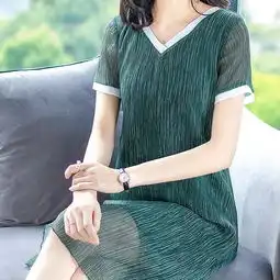 670妈妈五一出游别穿太平凡,试这刺绣裙,大气优雅显气质