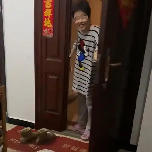 男保姆照顾50岁大妈,2个月后大妈呕吐不止,女儿得知真相后崩溃