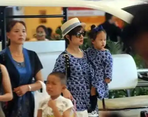 小花妹妹真容曝光,大额头像孙俪,嘟嘟嘴像邓超也有人说她和甜馨长得像