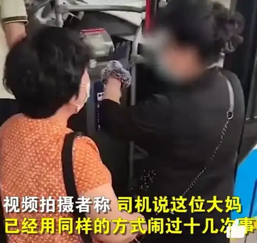 北京大妈再次在公交车上撒泼,为何公交成了某些老人的战场