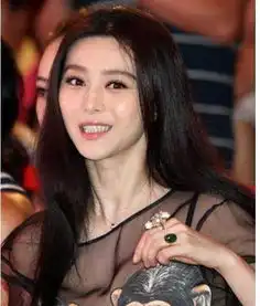 豪放不羁的女星范冰冰当众整理bra,她脱下臭袜子当眼罩
