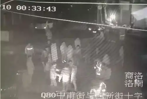 洛南两伙人因酒后言语不和,ktv里起冲突致一人身亡