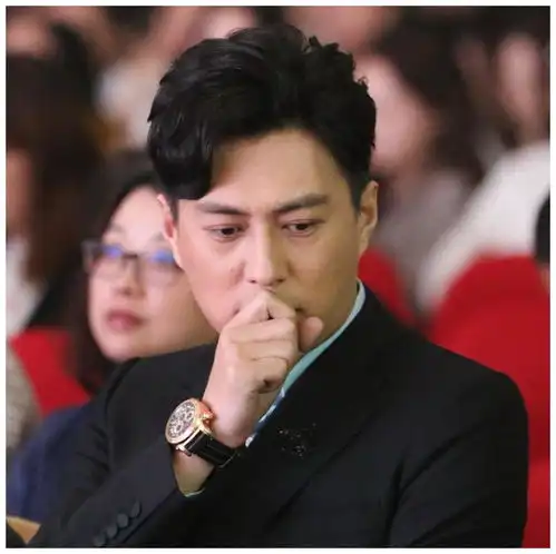 60岁大妈嫁靳东,不惜和家人闹翻,网友大妈是缺爱吗