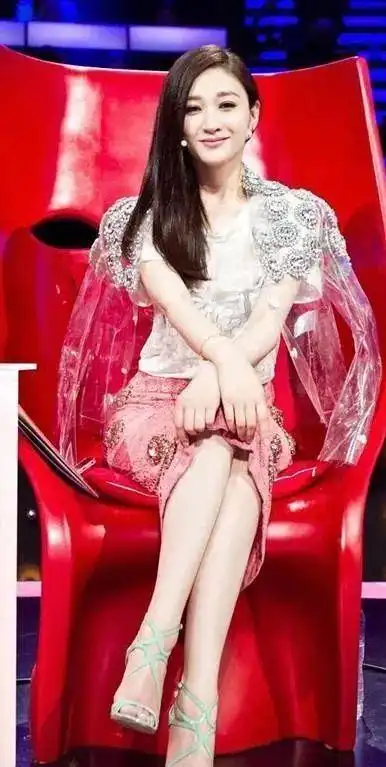 李小冉一改美艳风格,短发不修边幅被助理抢镜,还和焦俊艳撞脸了