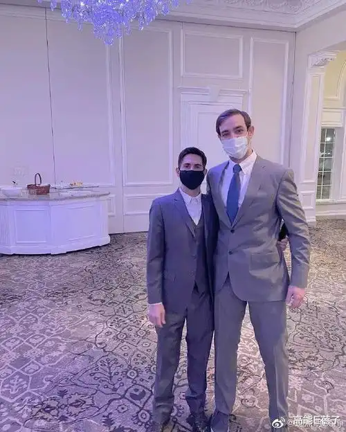 还记得新还珠格格里的洋人班杰明吗,40岁的他和男友结婚了
