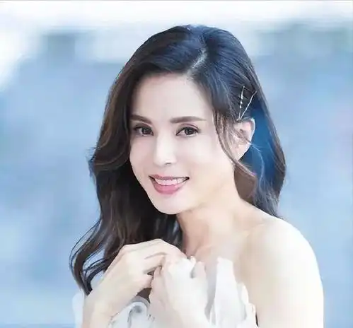 她一生不仅被老头白睡10年,还倒贴上亿,如今现状让人痛惜