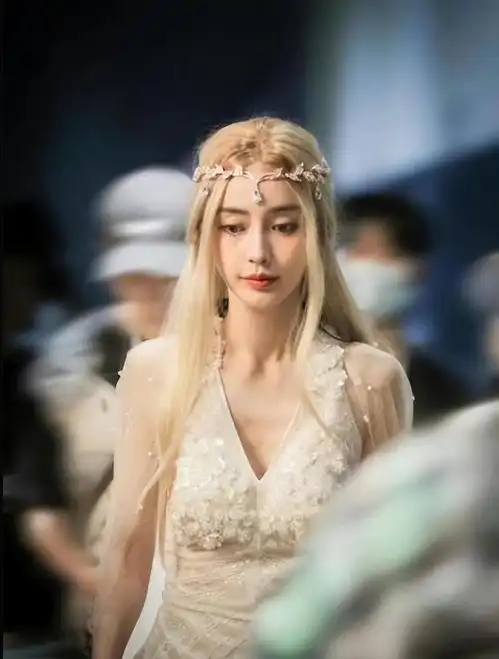 baby萌探2cos精灵女王美炸了金发长裙不输原作,五官好精致