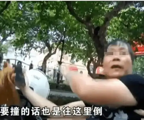 大妈骑车逆行撞上小伙子,被索赔500块钱,大妈先给我道歉