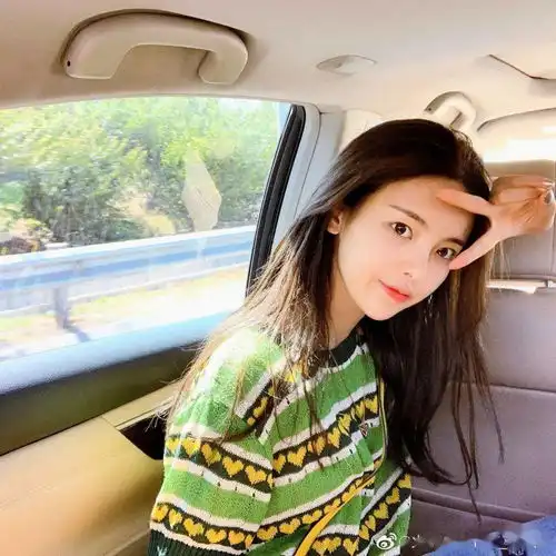 告别千篇一律的黑白,赶快把杨幂宋茜谭松韵都爱的彩虹色t恤穿起来吧
