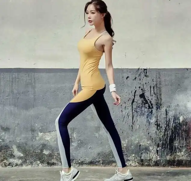 小姐姐风姿绰约,打底裤展现成熟女性独特魅力,吸引十足