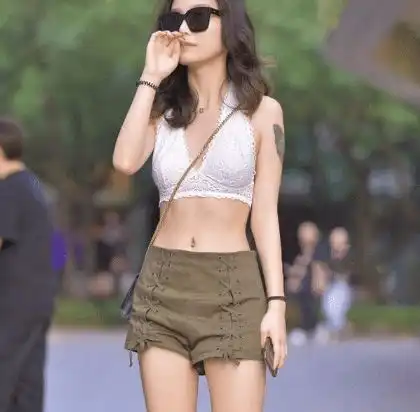 街拍美女小姐姐这穿的有点单薄了吧真女神才敢这样穿
