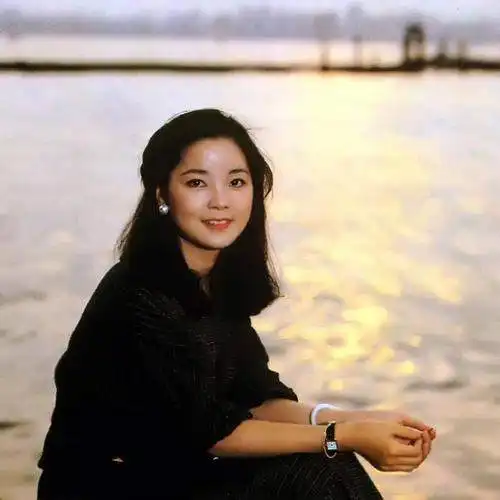 孟美岐翘二郎腿,点评周传雄,音乐输给流量的背后,是乐坛的悲哀