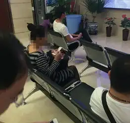 北京大妈带百万现金炒股走红