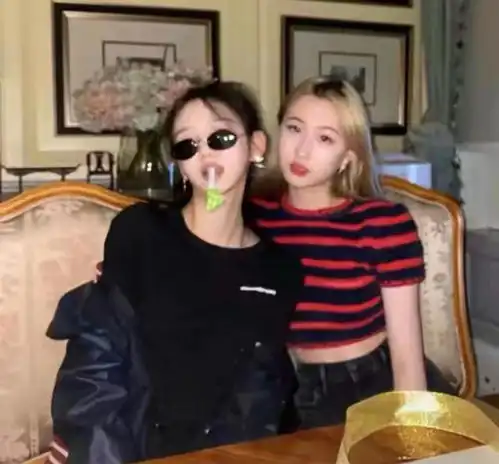 李嫣现身名媛派对,和汪峰女儿16岁小苹果同框