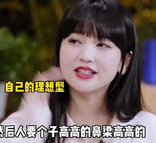 金莎晒男友视角外出游玩,遛狗吃烧烤气色超好称男友很像理想型