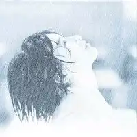 麻烦给几张仰头伤感女生头像,颜色淡雅一点,谢谢