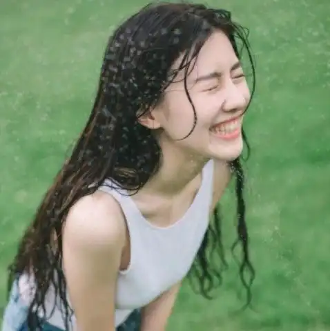 女生如果暗恋你,总会用这3个动作暗示你,别不懂