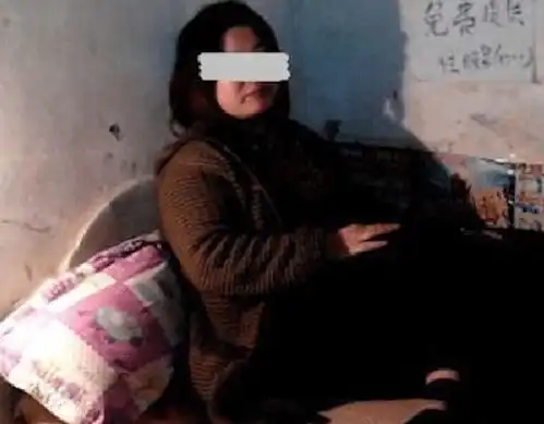 中年大妈活力十足,非法交易被抓现行,屋内放着超大木桶