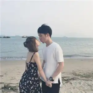 2018最火情侣头像双人在海边的在大闹的