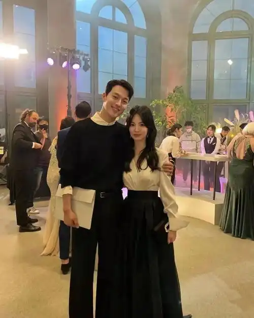 宋慧乔官宣小11岁男友离婚两年后女王归来,40顶级美女爱了