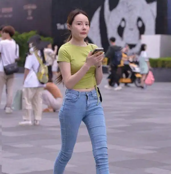 好身材的小姐姐喜欢穿紧身瑜伽裤,选择优雅减龄的风格,时尚美丽