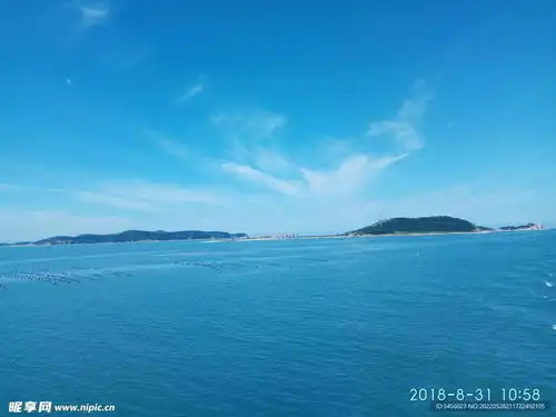 大海蓝天白云摄影图