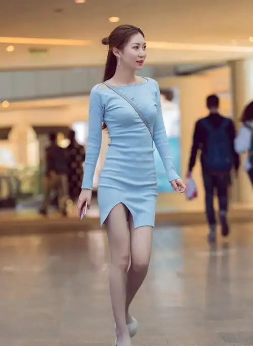 小姐姐迎面走来,大长腿加上清凉裙子,这搭配堪称完美