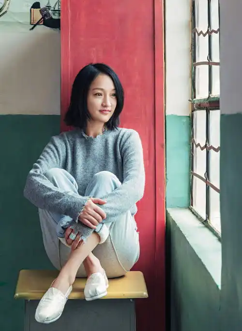 大满贯影后新剧要凉凉43岁周迅撞色条纹装扮,是少女还是大妈