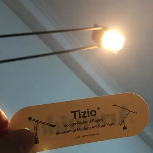 用这些灯具营造出的后现代混搭风,房间格调非同凡响