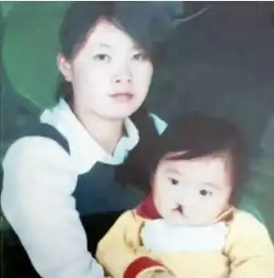17年前,捡到兔唇弃婴并收养,带着孩子上大学的18岁女孩,现况如何