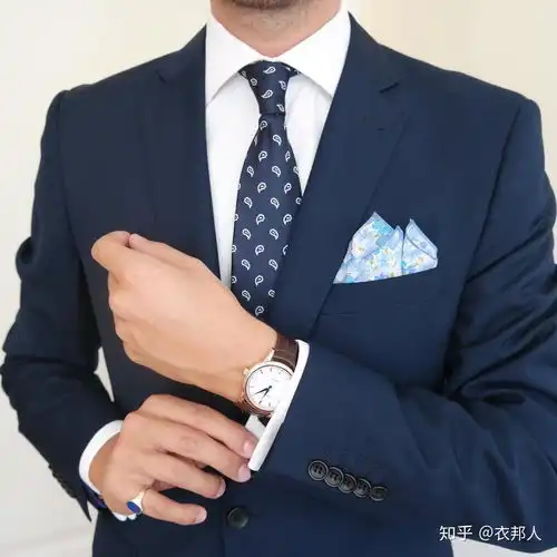 为什么西装袖子袖口处要缝一排钮扣呢有什么作用吗