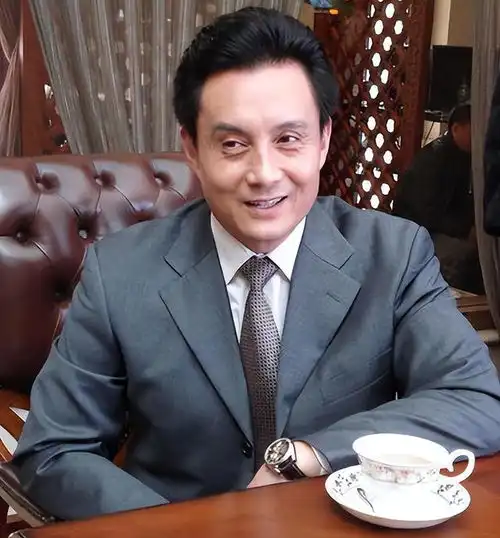 他被谢霆锋殴打成重伤,发妻6次流产绝情离开如今街头卖卤肉为生