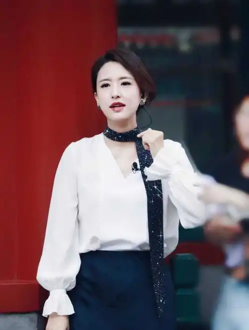 张蕾是优雅女性穿搭楷模,白衬衫配丝巾高级大气,教科书般气质