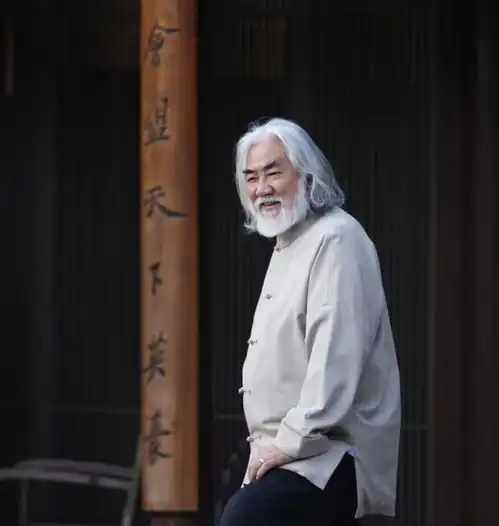 张纪中娇妻豪宅院外生火烤橘子,为老爷暖胃,风景美如世外桃源