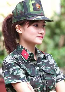 越南军装美女大集合能持枪也会玩妩媚