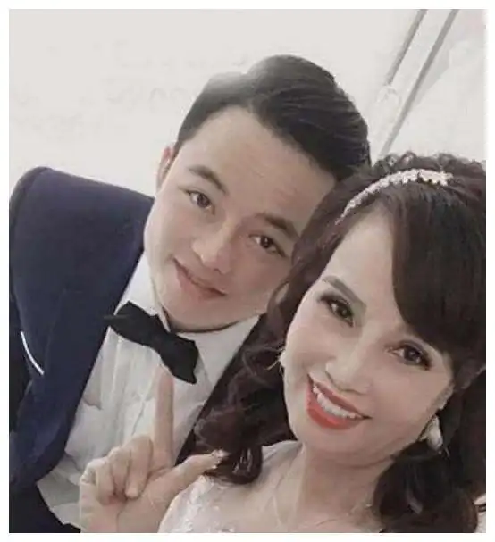 花15万整容成少女的63岁大妈,现在和27岁丈夫生活的咋样