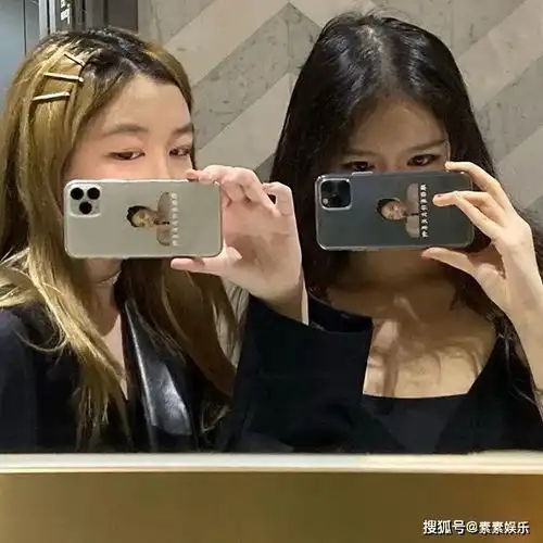 李嫣闺蜜晒三连拍,蓝色毛衣很昂贵,时尚感超过汪峰的女儿小苹果