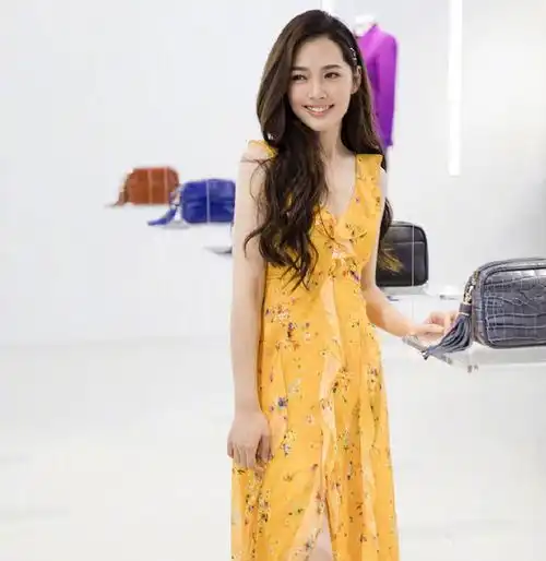向佐携郭碧婷穿西装气场强大,郭碧婷穿得花枝招展,像个小女人