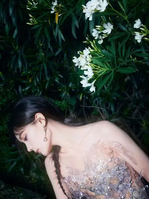 李一桐紫色眼妆,搭配水花少女裙,花丛掩映娇丽动人