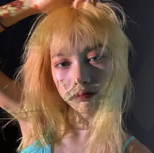 酷女孩头像喜欢盛夏的晚风,溢出杯沿的啤酒,还有你腾讯新闻