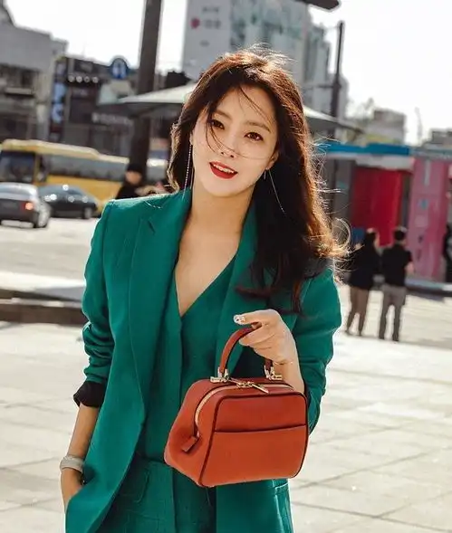 韩国元祖美女金喜善美得高调,绿西装霸气优雅,一点不像41