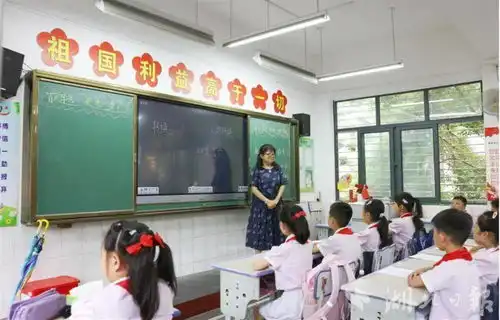 太走心她给56名同学准备漫画式期末评语