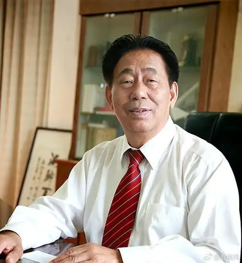 这个无锡人,辞去大学老师工作,帮企业传承3代,现家族财富135亿