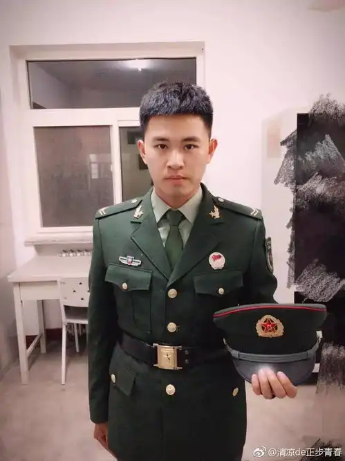 球仔自嗨这组不是p图的军装照,帅到屏幕炸裂