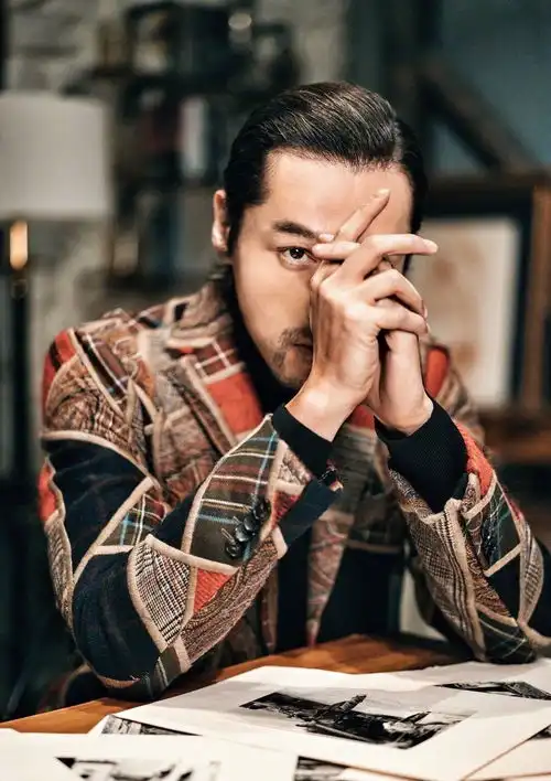胡歌长发胡渣成雅痞帅大叔,雕塑外貌优势尽显,形象颠覆得太彻底