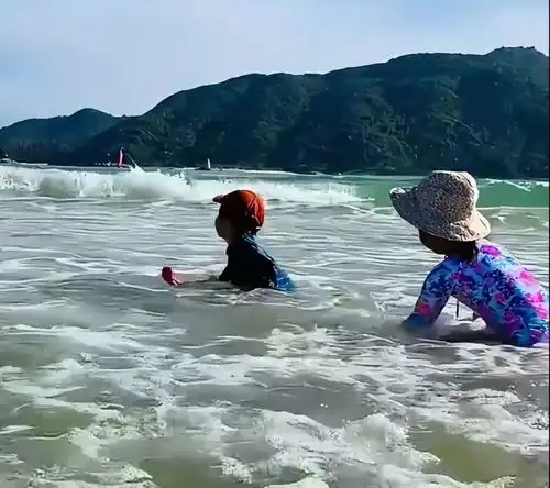周一围全家游三亚朱丹罕秀好身材,6岁女儿陪弟弟下海太懂事